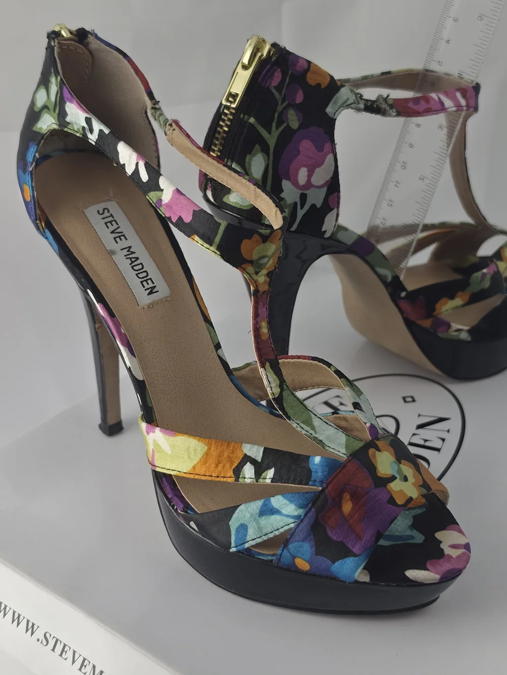 Steve Madden Halo Peep Toe Black Floral T-Strap Platform Heels Sz9